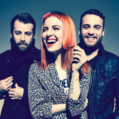Paramore работают в студии над новым альбомом с тяжелыми гитарами