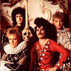 Песня Queen "Bohemian Rhapsody" вошла в тройку самых популярных рождественских хитов Великобритании