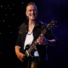 Гитарист Def Leppard Вивиан Кэмпбелл обещает пиво донору, излечившему его от рака