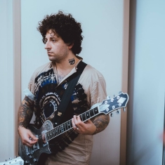 Гитарист Fall Out Boy уходит на "больничный" из-за операции на руке