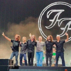 Foo Fighters выпустили новую песню