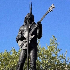 Создатель статуи Lemmy отмечен на церемонии награждения в Великобритании