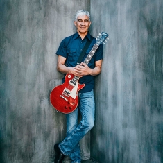 Гитарист Foo Fighters сломал ногу в саду