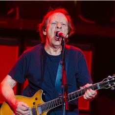 Гитарист AC/DC Стиви Янг госпитализирован в Буэнос-Айресе