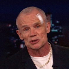 Басист Red Hot Chili Peppers разбил голову по пути в туалет