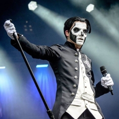 Фанатку вокалиста Ghost арестовали за домогательство