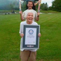 99-летняя бабушка поставила рекорд крауд-сёрфинга