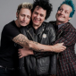 Green Day собрали в клипе «Pollyanna» лучшие моменты первых концертов после локдауна