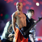 Дочь басиста Red Hot Chili Peppers использовала статуэтку Грэмми в качестве садовой лопатки