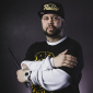 Барабанщик Limp Bizkit начал танцевать на телевидении