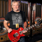 Гитарист Rush поцеловал 100 гитар, перед тем как выставить их на продажу