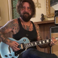 Гитарист L.A. Guns Трэйси Ганз сыграл концерт из туалета
