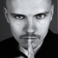 Фронтмен Smashing Pumpkins поел чипсов прямо во время исполнения песни на сцене