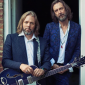 Гитарист The Black Crowes Рич Робинсон врезал фанату гитарой