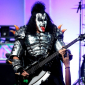 Джин Симмонс едва не вырубился на концерте Kiss