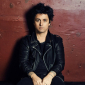 Билли Джо Армстронг из Green Day выступил со случайной кавер-группой