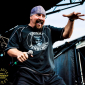 Майк Мьюир из Suicidal Tendencies упал со сцены