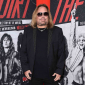 Винс Нил упал на сцене во время песни Motley Crue