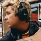 Вокалист Green Day рекламирует свою модель наушников