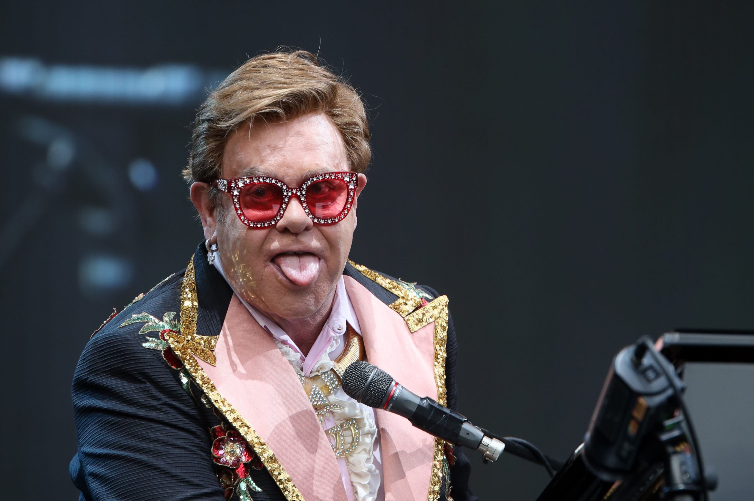 Elton john mp3. Элтон Джон. Элтон Джон 2020. Сэр Элтон Джон. Элтон Джон 2021.