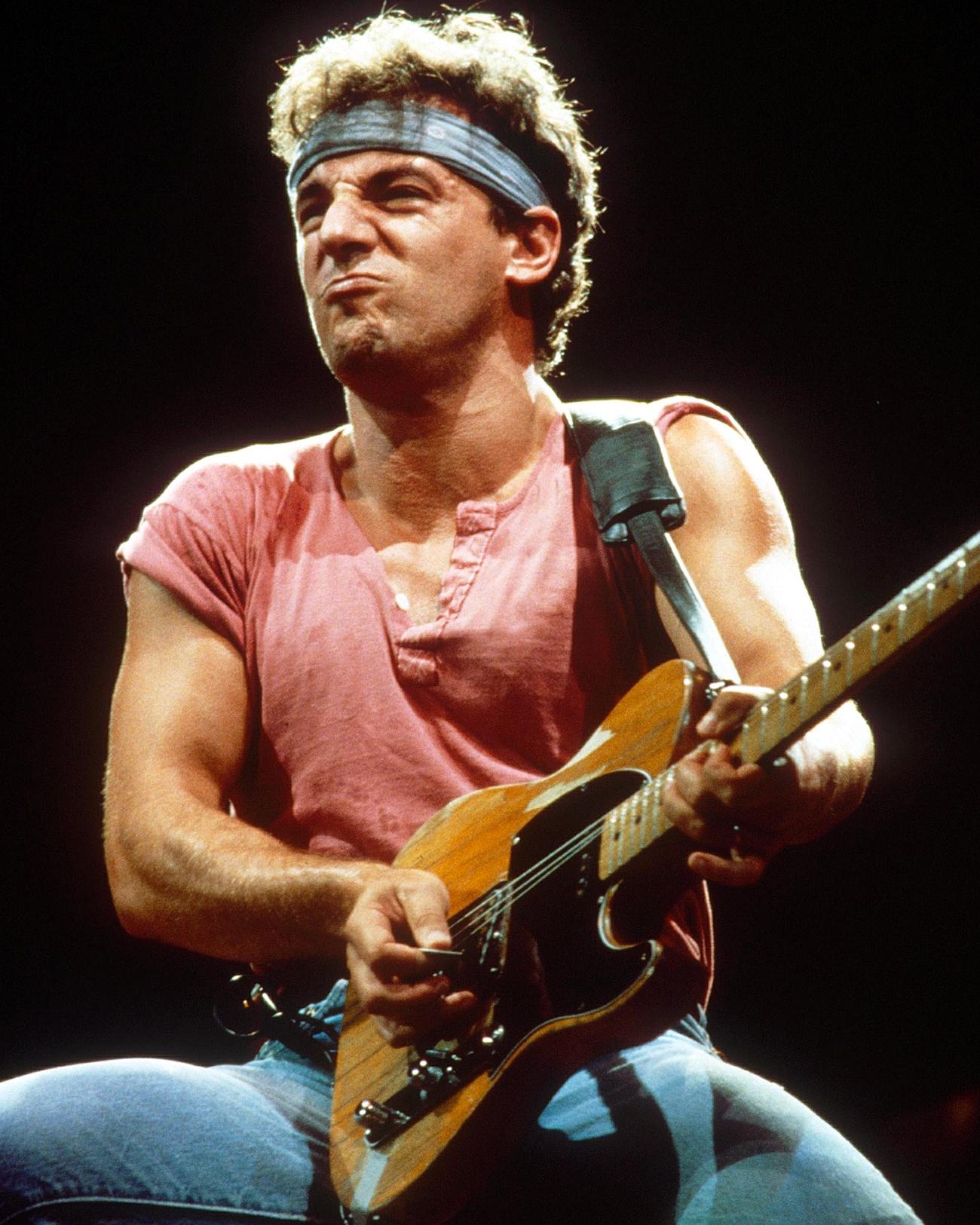 Брюс спрингстин википедия. Брюс Спрингстин. Брюс Спрингстин 1985. Bruce Springsteen 1969. Брюс Спрингстин в 80.